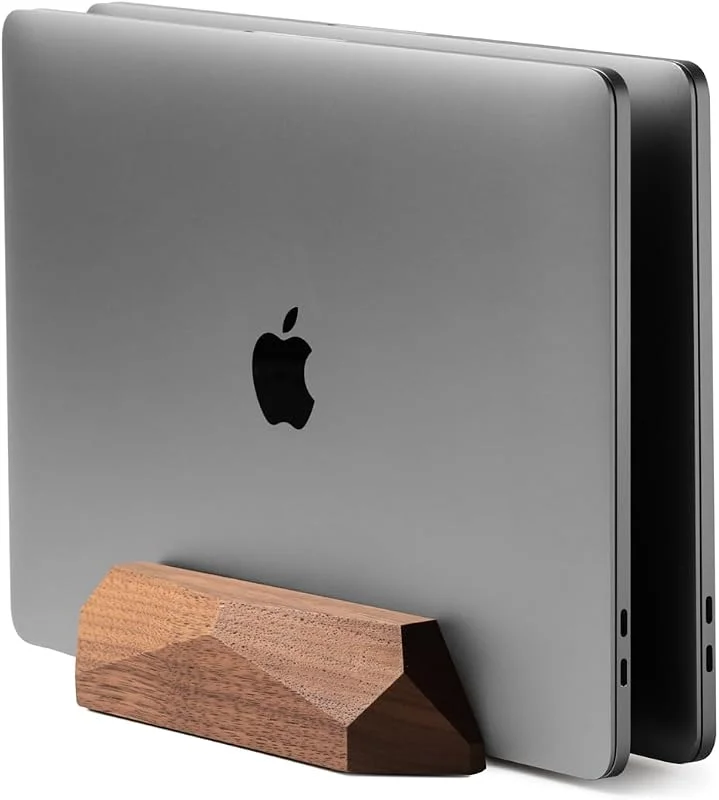OAKYWOOD - Stativ för Bärbar Dator Vertikalt - Stativ för Bärbar Dator i Trä - Hållare för 2 Bärbara Datorer - kompatibel med MacBook Pro, kompatibel med MacBook Air, kompatibel med iPad - Valnöt — Datortillbehör